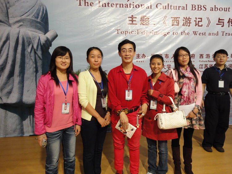 吃瓜网
研究生与六小龄童合影